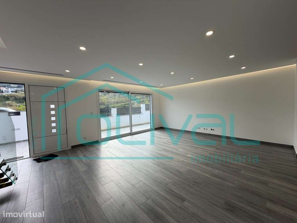 Moradia Isolada Tipologia T4 com Garagem-7