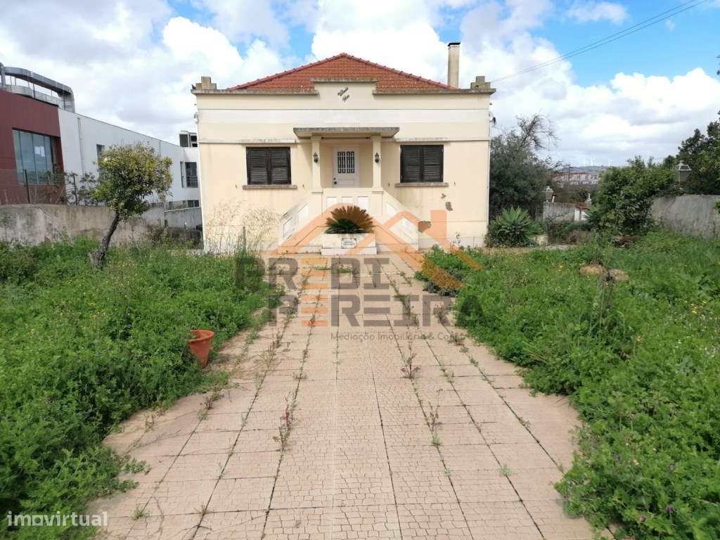 Moradia T7, de traça tradicional, situada no centro de Loures. - Grande imagem: 4/33