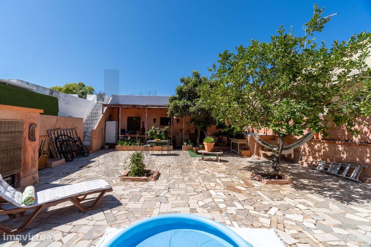 Moradia T2 com 297 m2 de Terreno, Amplo Logradouro e Rooftop | Quelfes-15