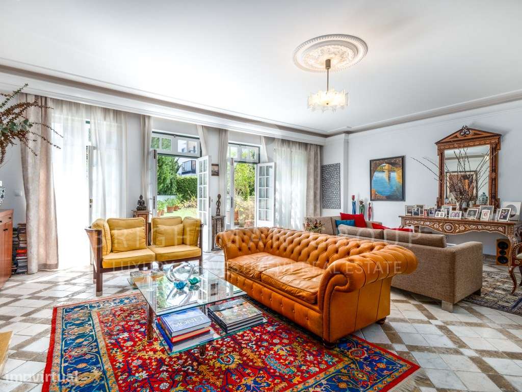 Moradia T5 com piscina em zona histórica da Parede - Grande imagem: 1/37