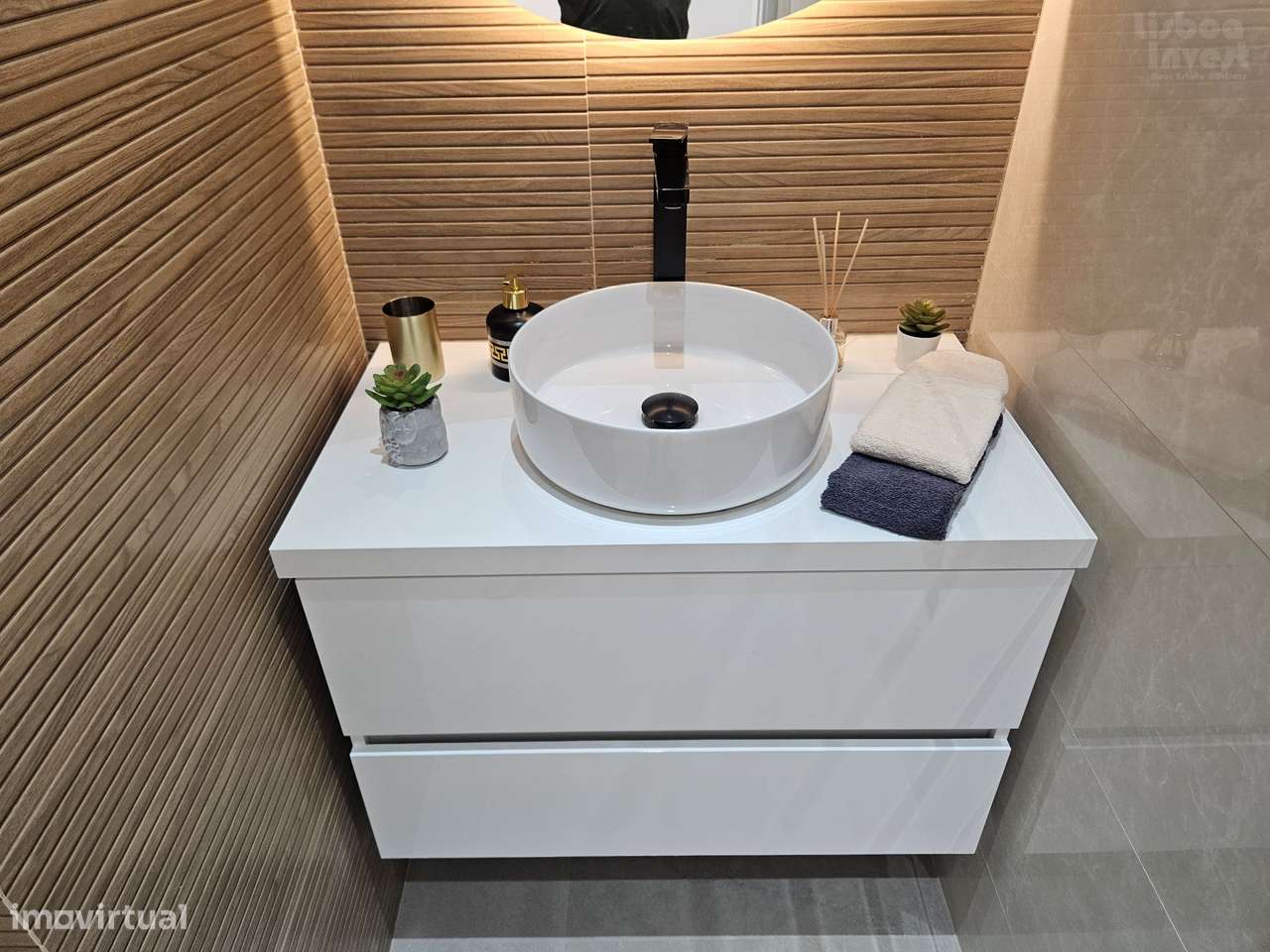 Vendo T2 Remodelado Santa Apolonia com Varanda e vista Rio-14