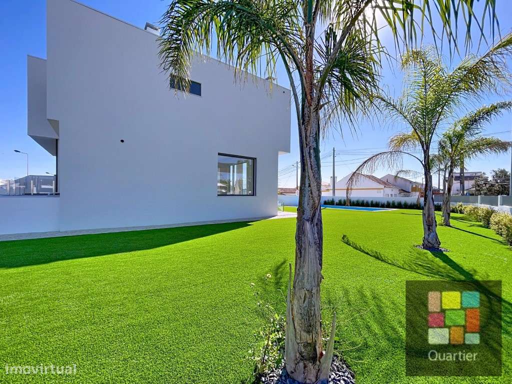 Moradia T3 + 1 com piscina na Charneca de Caparica.-19