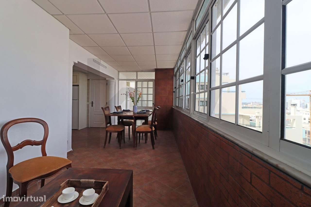 Apartamento T2 exclusivo no último piso do Edifício Royal com terraço-38
