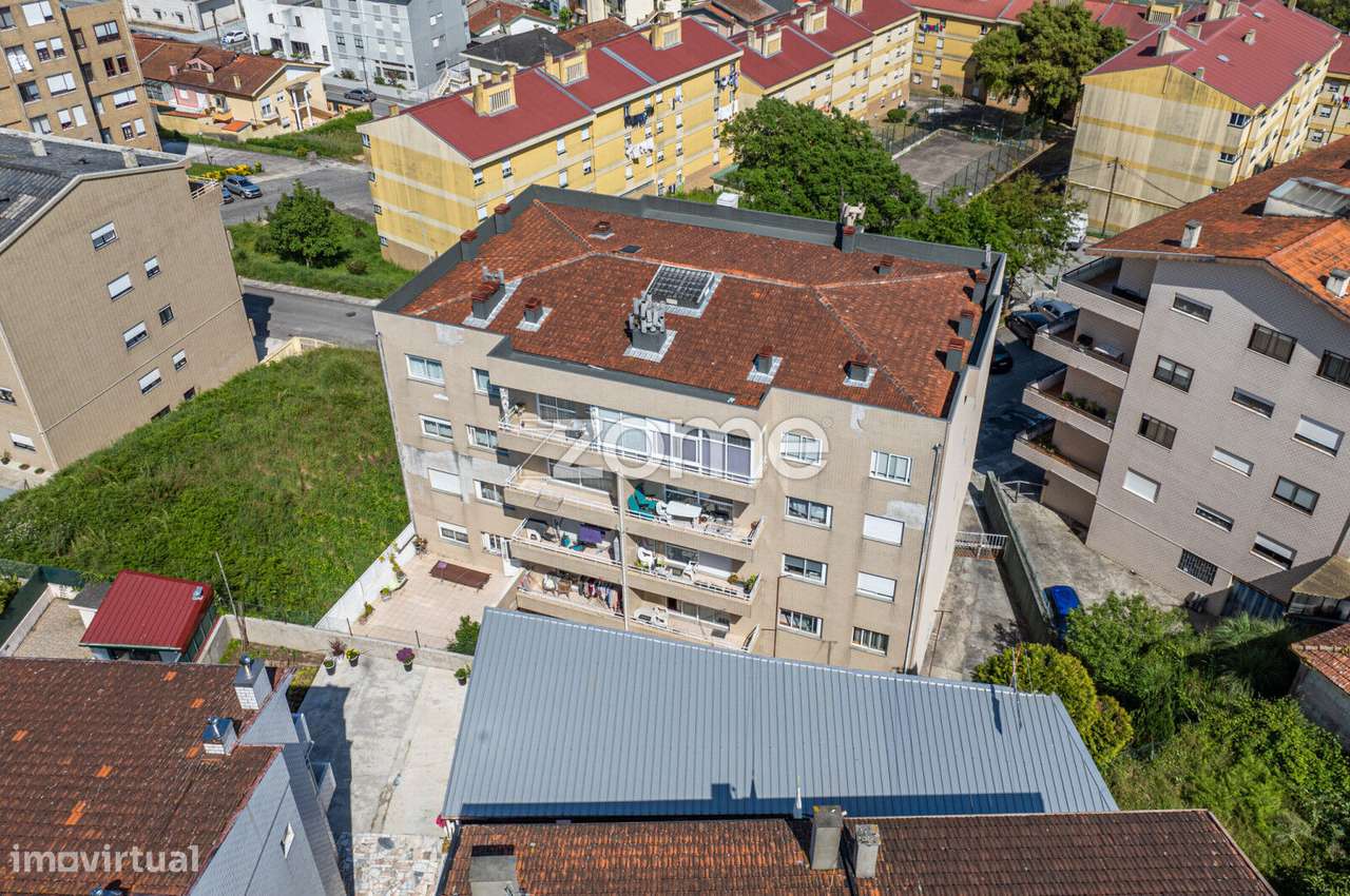 Apartamento T2 com Lugar de Garagem e Varanda em Valbom - Grande imagem: 4/51