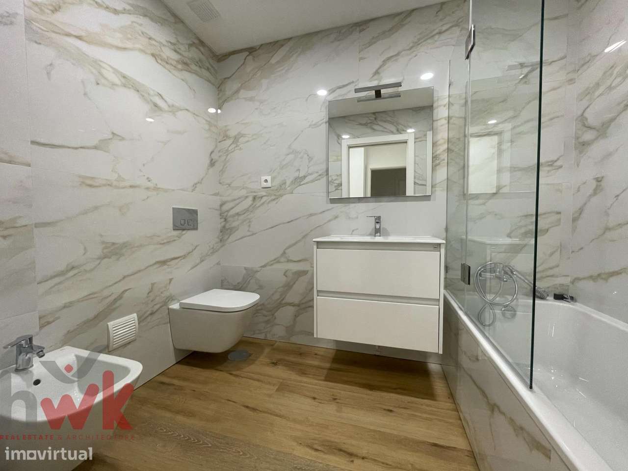 Apartamento T2 com 2 Suítes, Terraço e Garagem Box-10