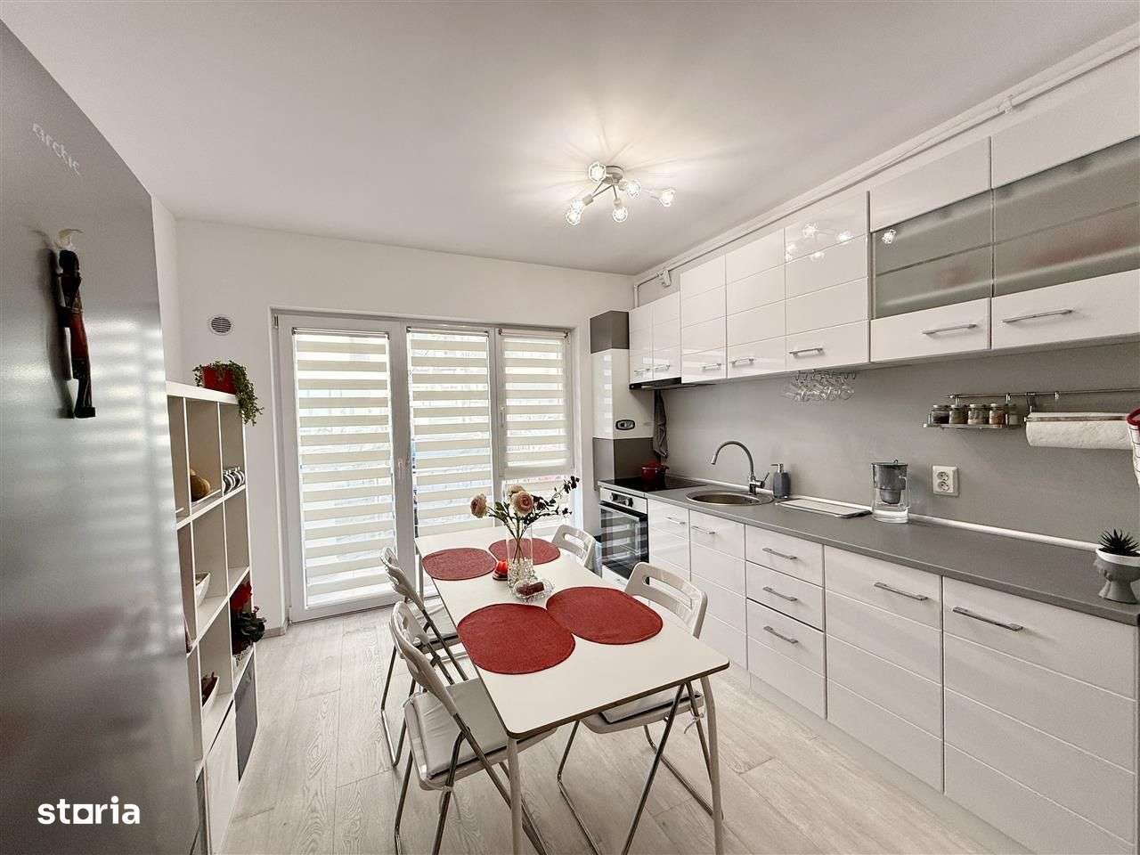 Apartament modern de inchiriat - 3 camere, balcon 10 mp, parcare - Imagine principală: 2/9