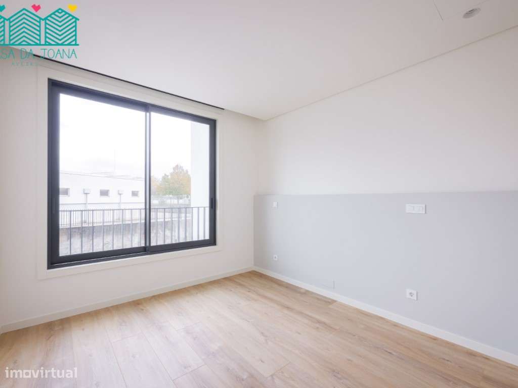 Apartamento T2 com Lugar de Garagem em Esgueira-6