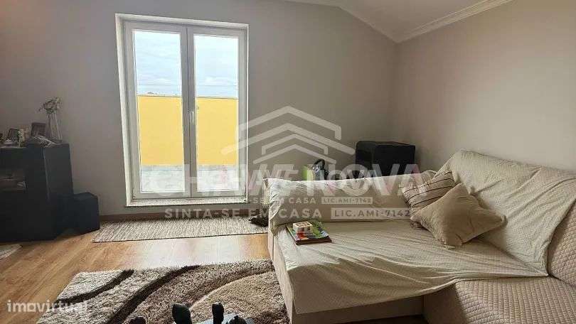Apartamento T2 no último andar com 3 varandas e garagem-3