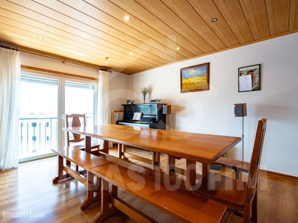 Apartamento T3 renovado com garagem e vista para Leiria.-3
