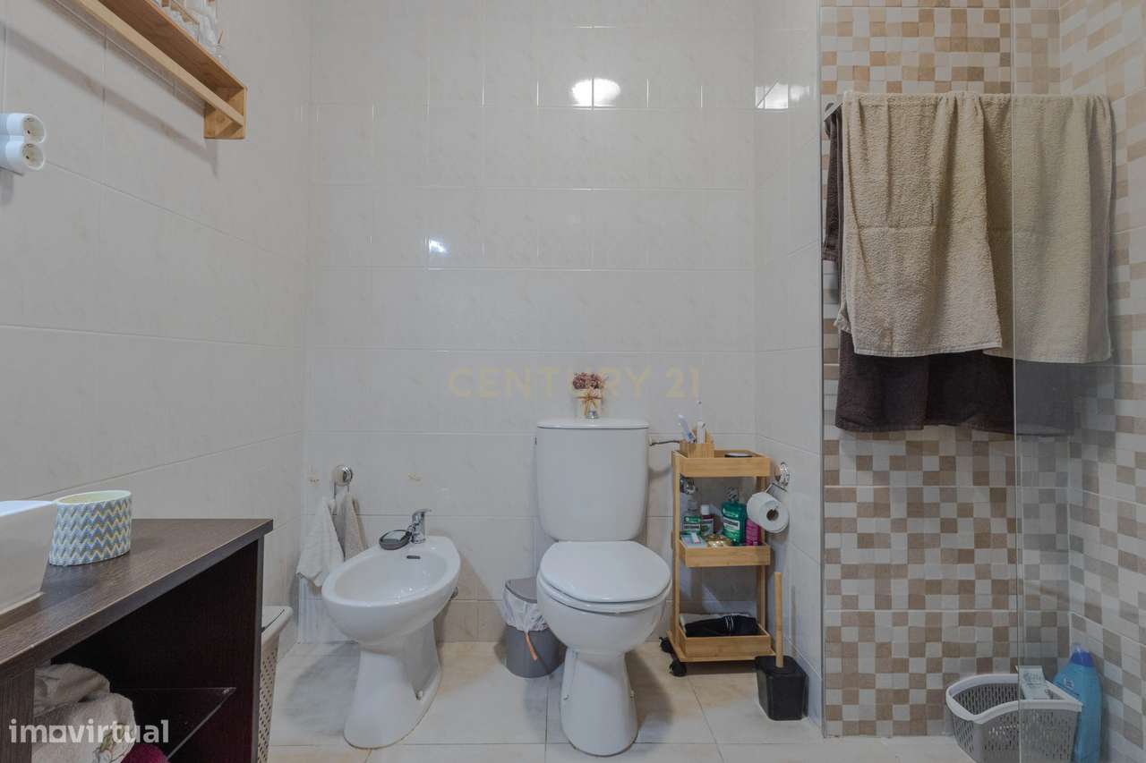 Fantástico Apartamento T2 com Lareira, Varanda e Lugar de Garagem | Fâ-17