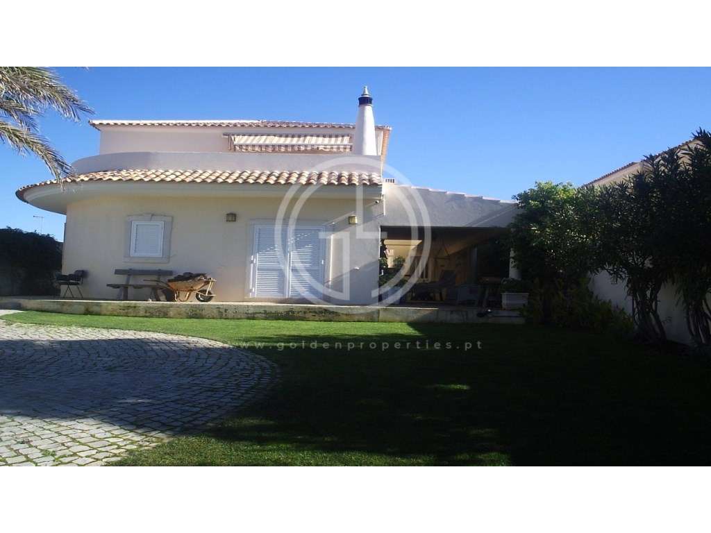 Moradia T4 com piscina localizada numa zona calma entre Loulé e Alm...-15