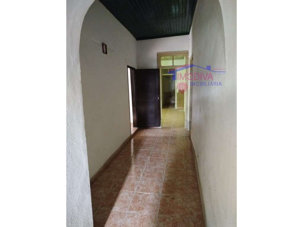 Moradia T2 com arrecadações, garagem e quintal em Constância-13