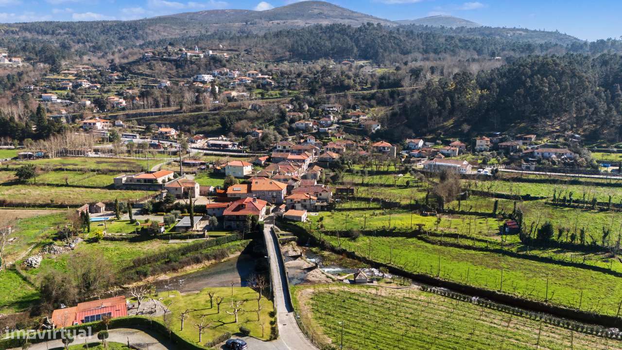 Moradia em pedra para reconstrução com projeto hoteleiro aprovado em A-3