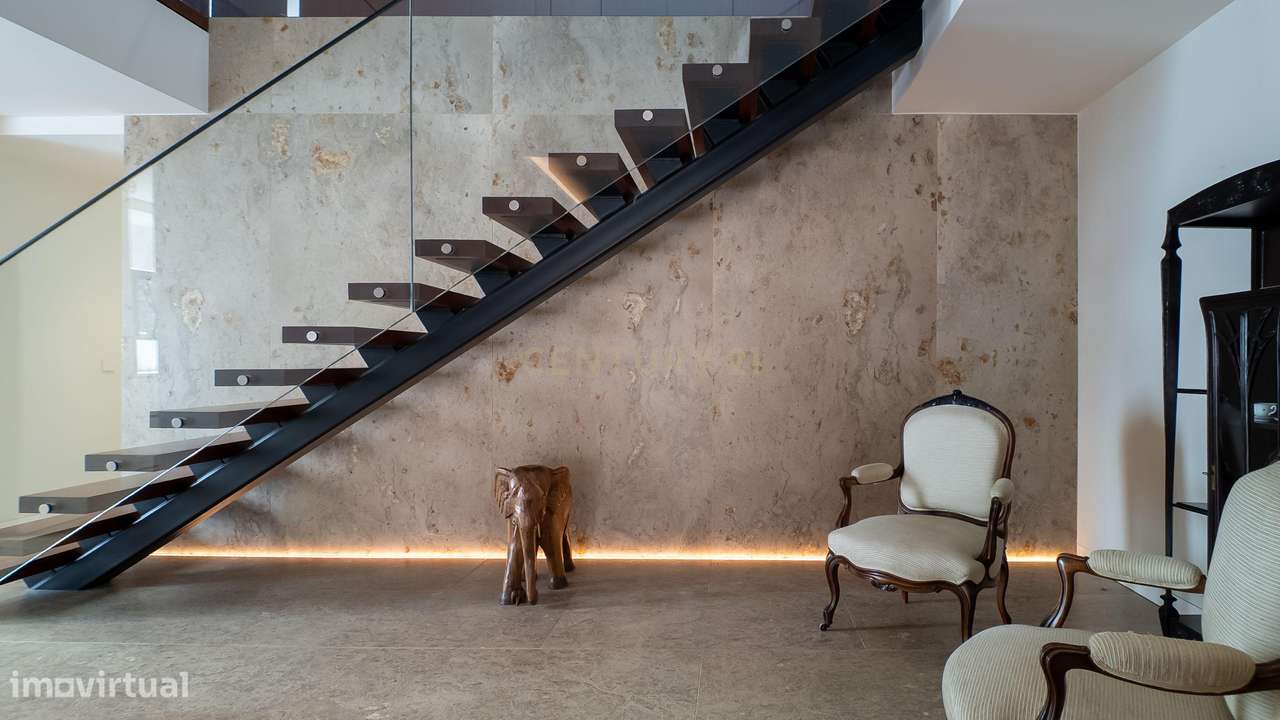 Moradia de Luxo | Construída em 2023 | Design Contemporâneo com Piscin-36