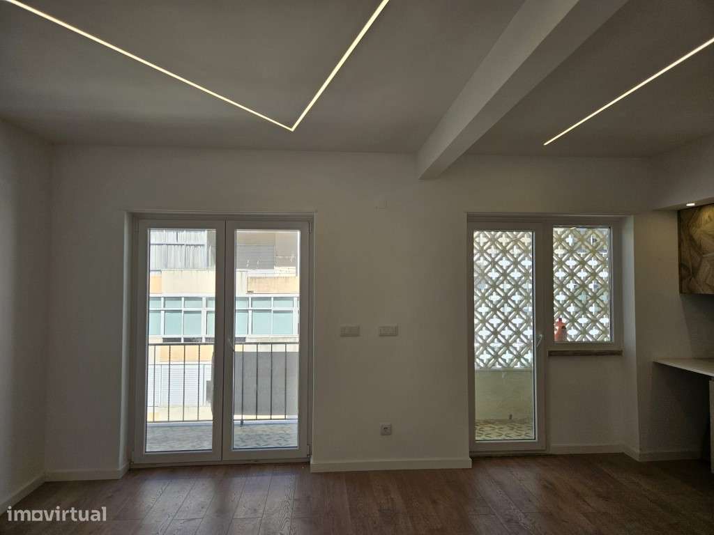 Magnifico T2 + 1 - Remodelado - Venteira-4