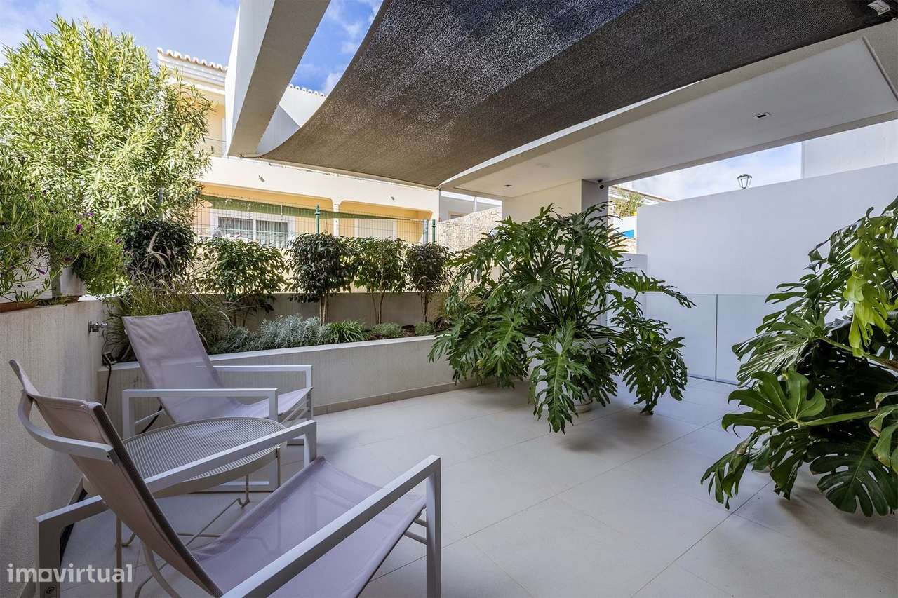 MODERNA E LUXUOSA MORADIA T3 COM PISCINA E GARAGEM PERTO DA MARINA DE-48