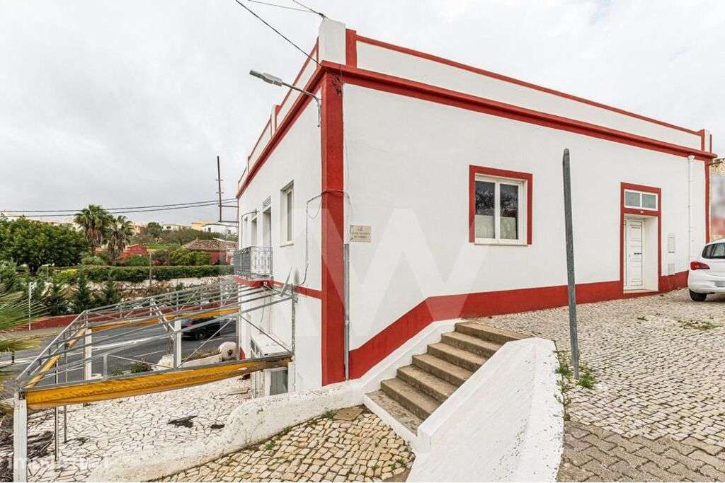 Casa com 2 Pisos para Serviços adaptada com 2 quartos em suite em Alca - Grande imagem: 2/22