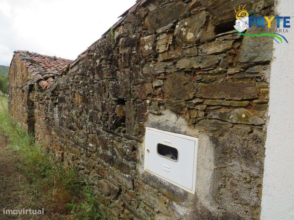 Pequena quinta a confinar com a Ribeira situada perto de Oleiros-55