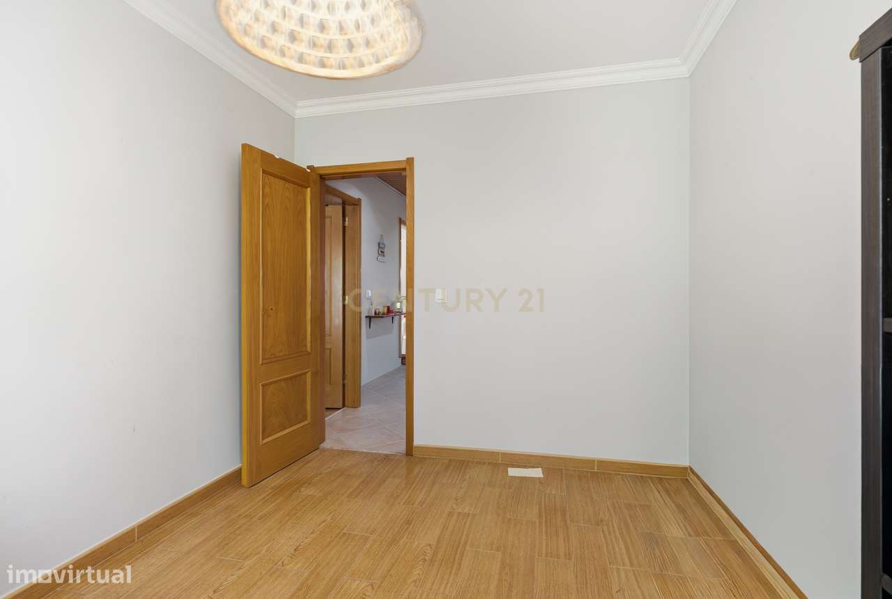 Apartamento T2 com Parqueamento no Centro da Moita — A 30 Minutos de L-11