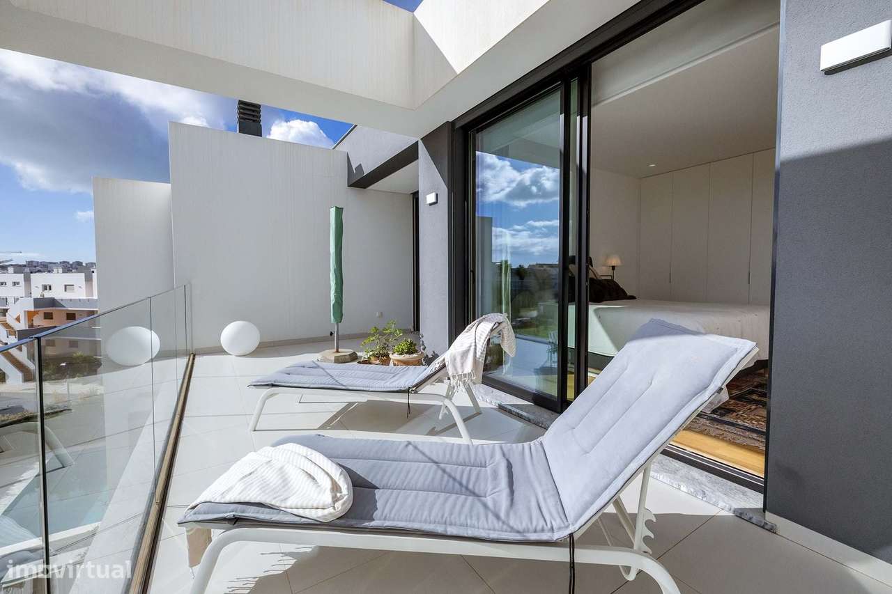 MODERNA E LUXUOSA MORADIA T3 COM PISCINA E GARAGEM PERTO DA MARINA DE-33