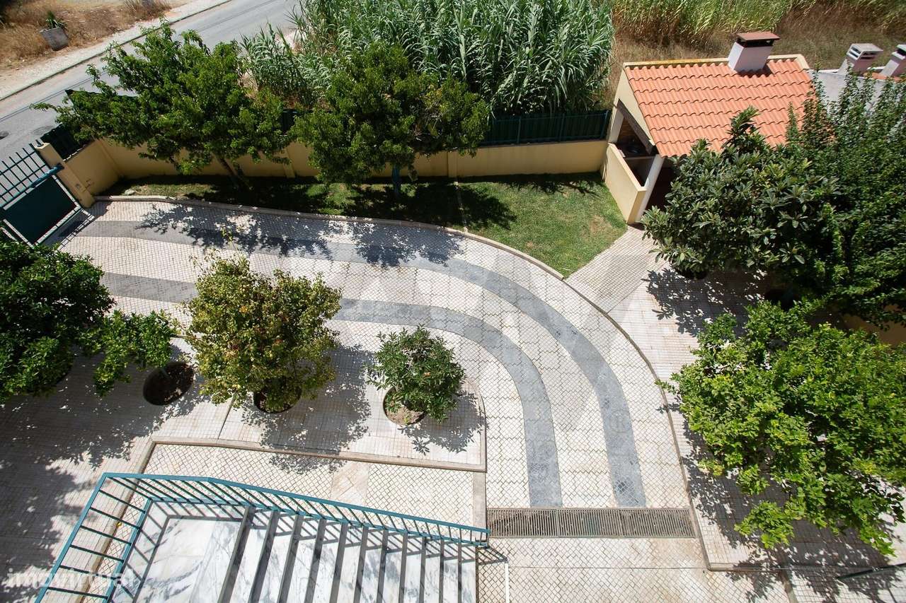 Moradia Isolada | 5 Quartos, Jardim, Garagem para 4 Carros-56