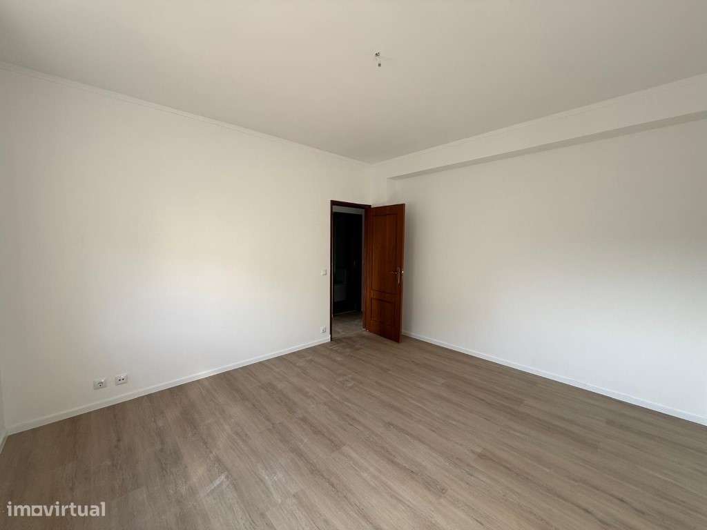 T2 Renovado com Lugar de Garagem | Baguim do Monte-5