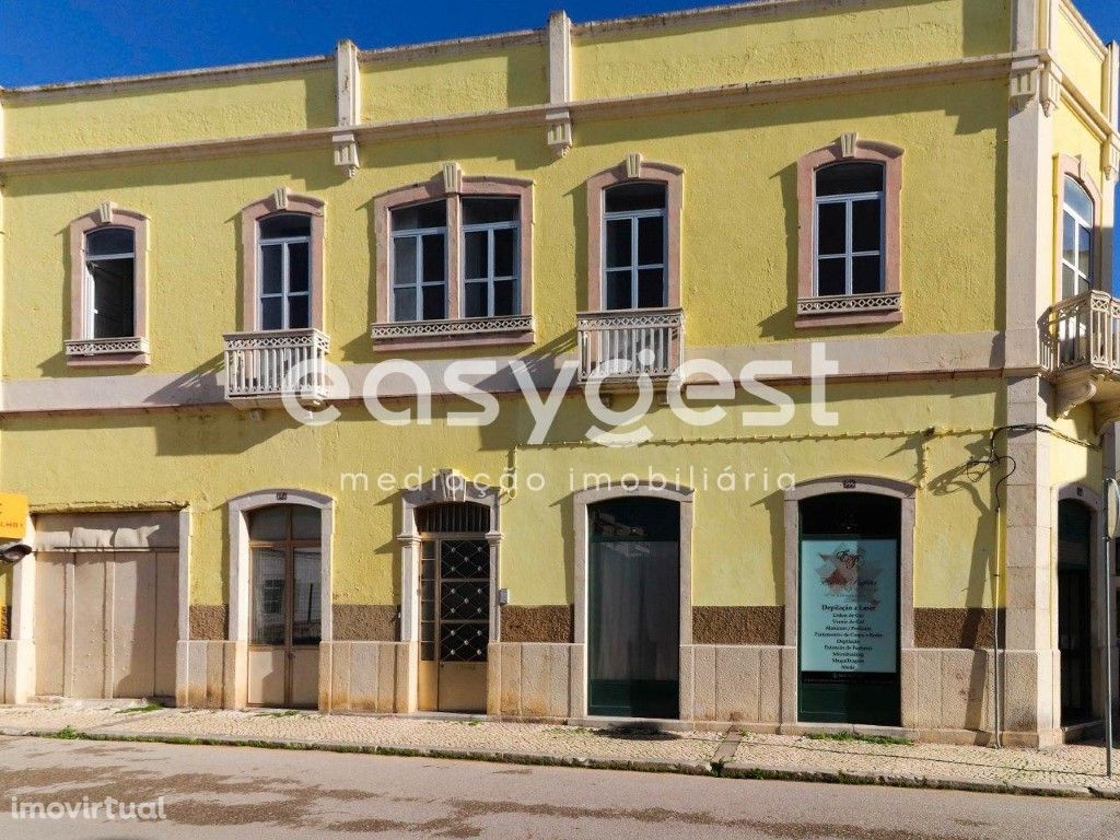 Dois Apartamentos inseridos em prédio histórico no centro...