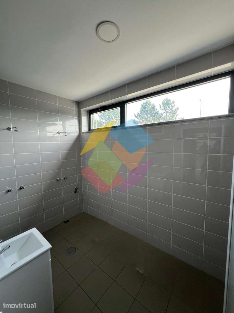 Pavilhão Empresarial Pronto a Utilizar – Fiães!-23