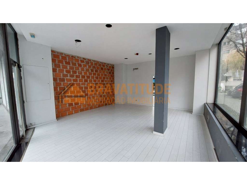 Loja com montra nas Devesas, Vila Nova de Gaia - Grande imagem: 3/4