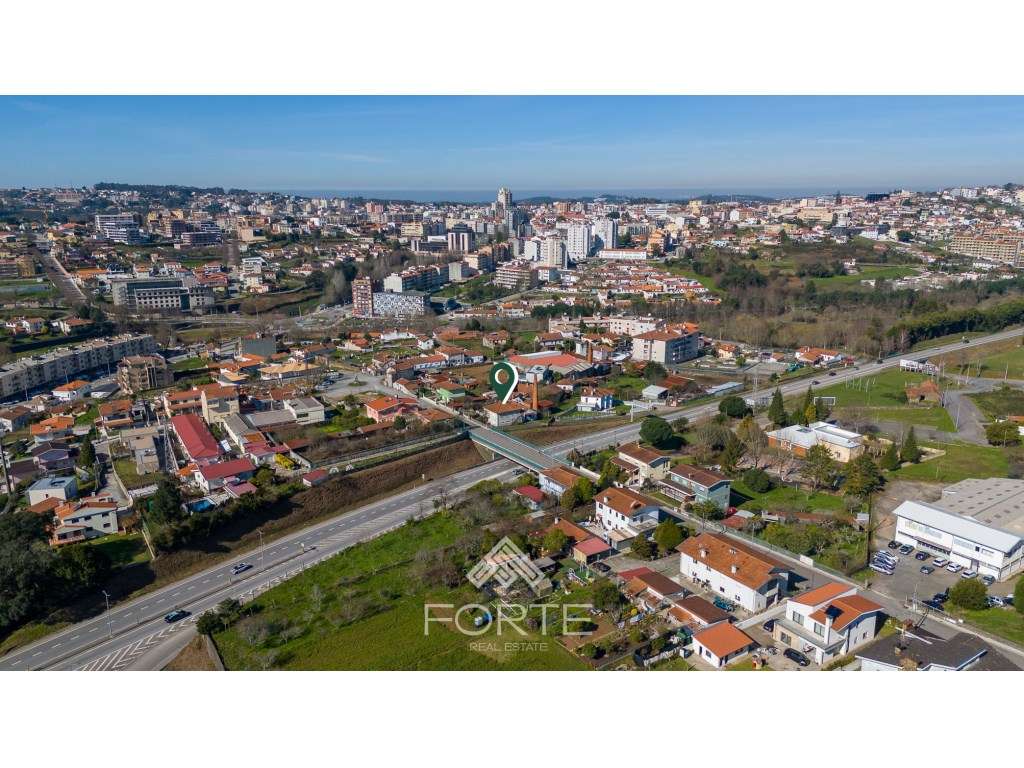 Moradia com pavilhões industriais e terreno-25