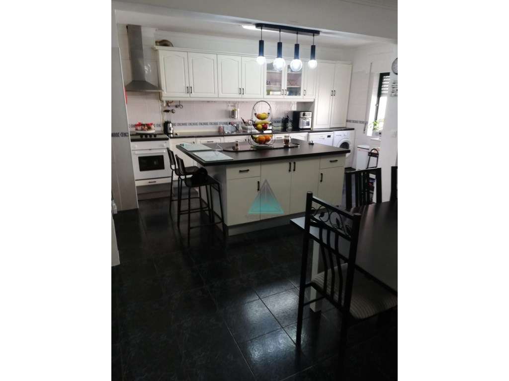 ApartamentoT2 com Open Space e 2 Entradas Independentes na Baixa da...-6