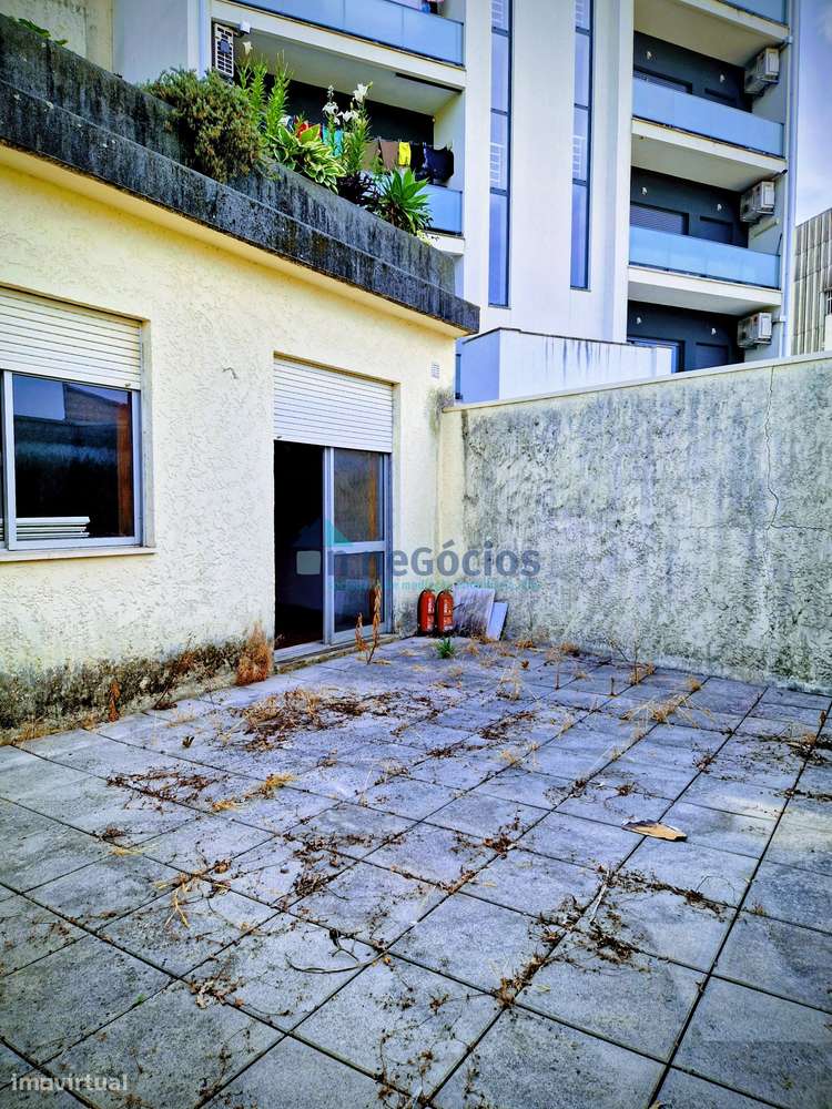 Loja para comércio com terraço- conversão em habitação em processo-8