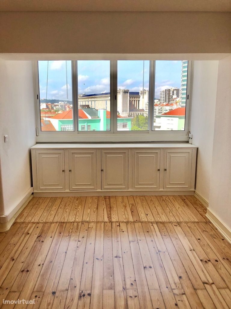 Excelente apartamento T3 + 1 mobilado em praça tranquila