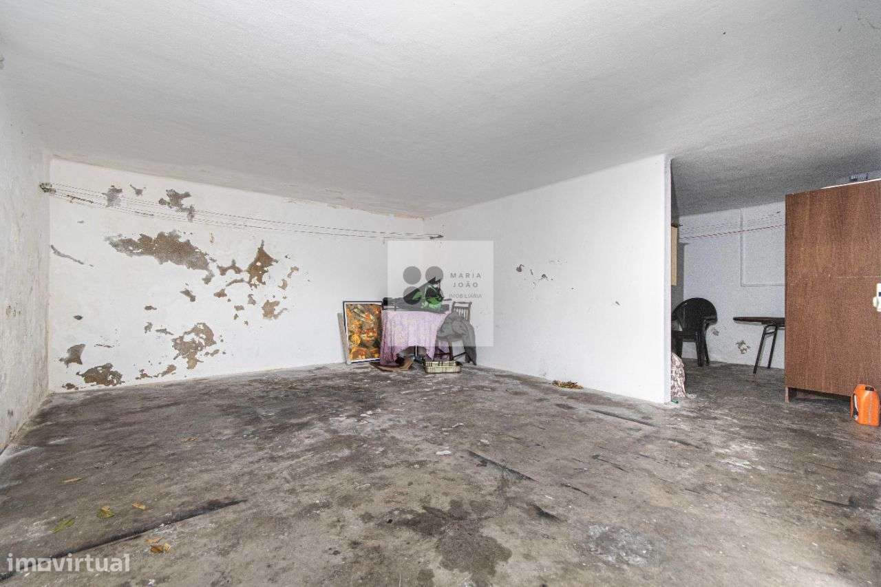 Moradia Bifamiliar, Quintal, Garagem, Local Sossegado.-37