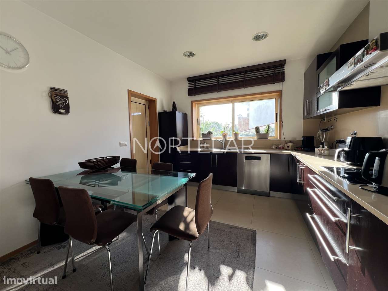 Moradia T3 com jardim e 3 frentes em Famalicão-15