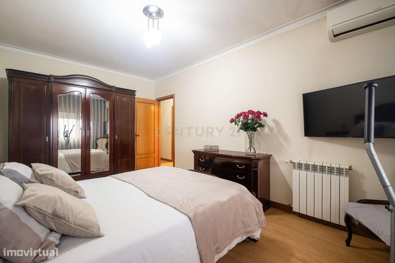 Apartamento T3 Renovado, com aquecimento central, varanda e lugar de g-23