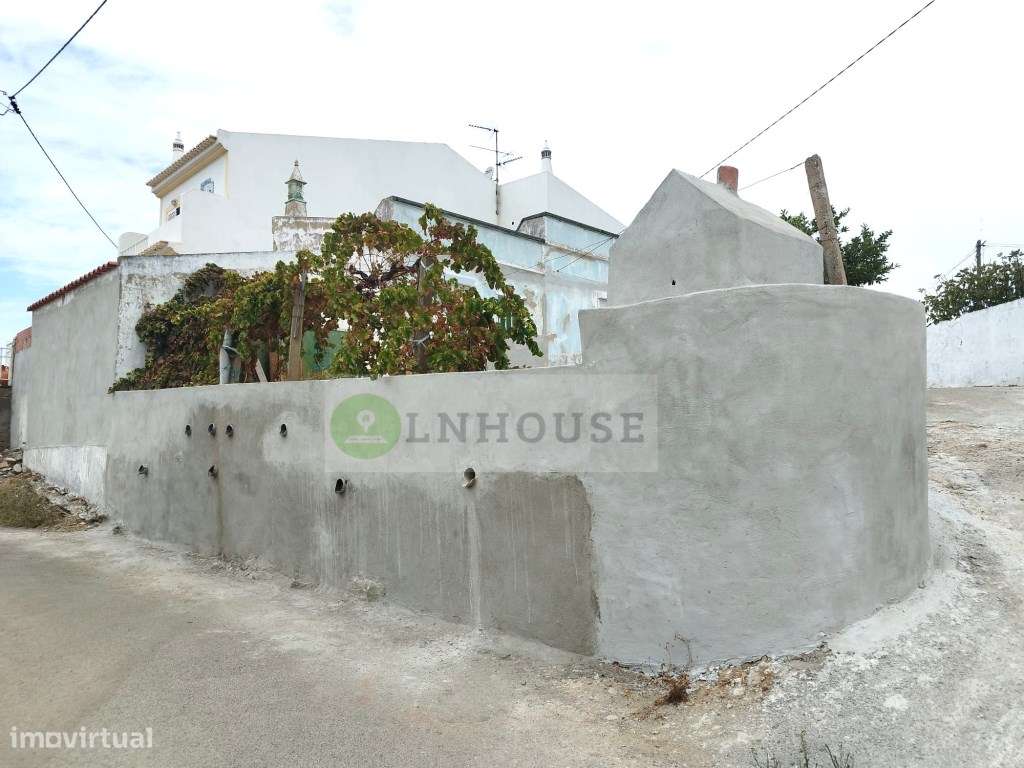Moradia térrea T2 em remodelação com garagem, pátios e horta, Odele...-37