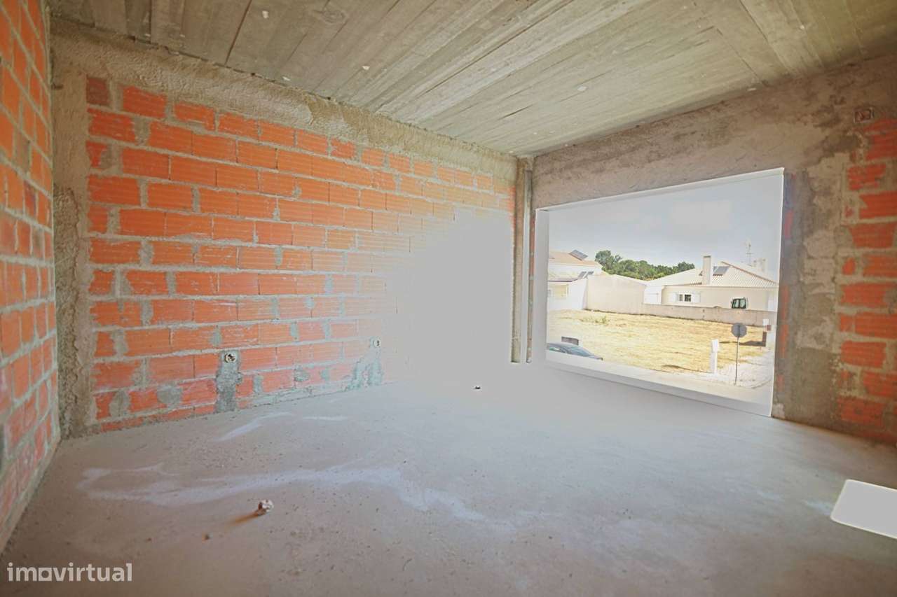 Terreno com moradia T3 (construção parada) - Grande imagem: 3/25