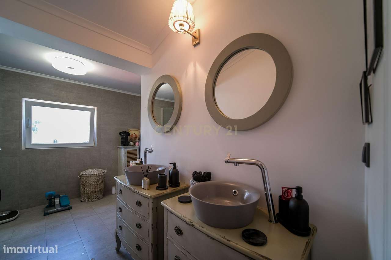 Moradia T5 renovada com piscina, perto da Ericeira.-34