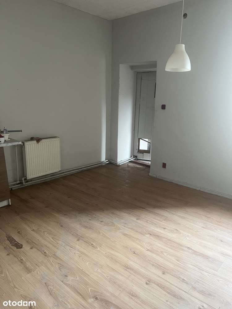 Czeladź nieduża kamienica naprzeciwko parku 150 m od UM-5