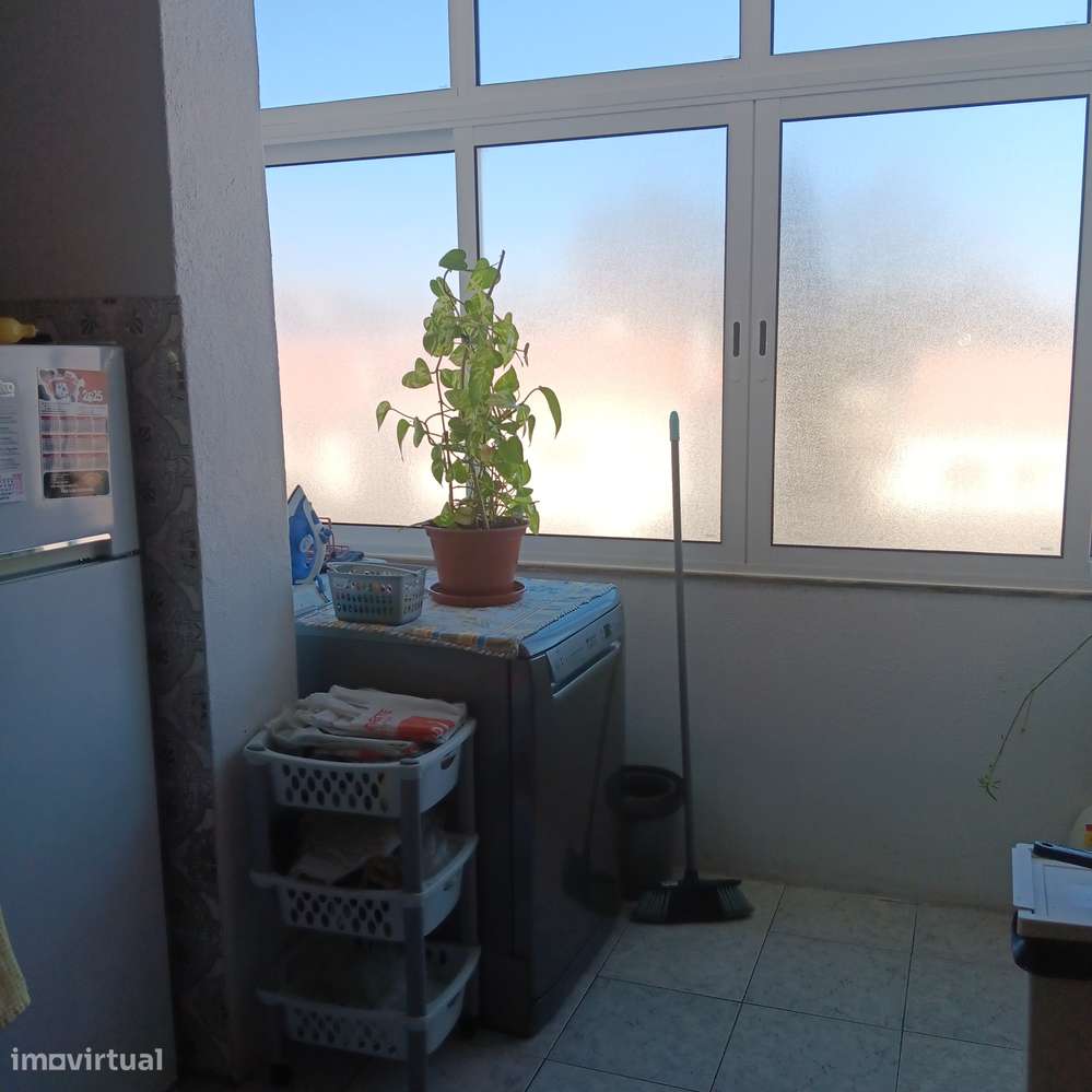 Apartamento T2 com varanda e bom potencial-28