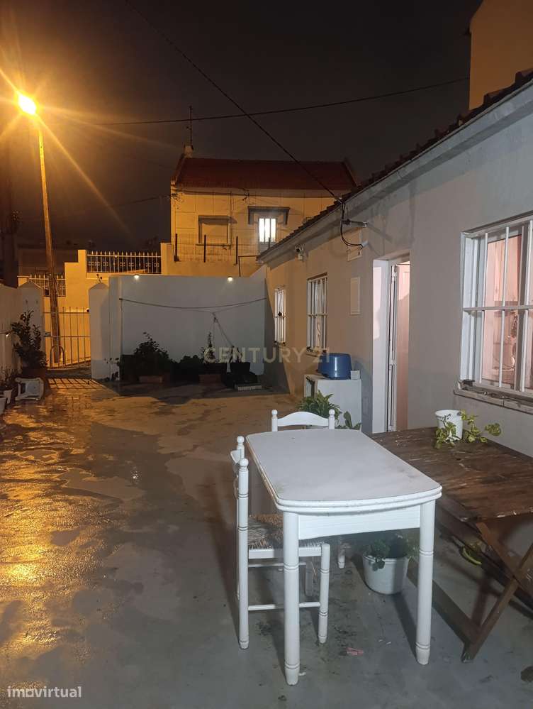 Casa T2 em Almada com 2 casas de banho e boa exposição solar-21