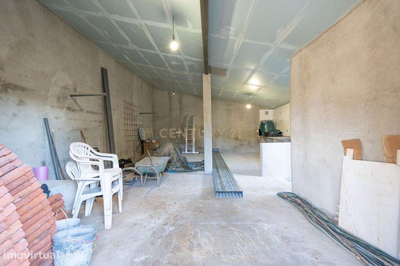 Moradia para recuperar com vários materiais incluidos - Grande imagem: 4/27