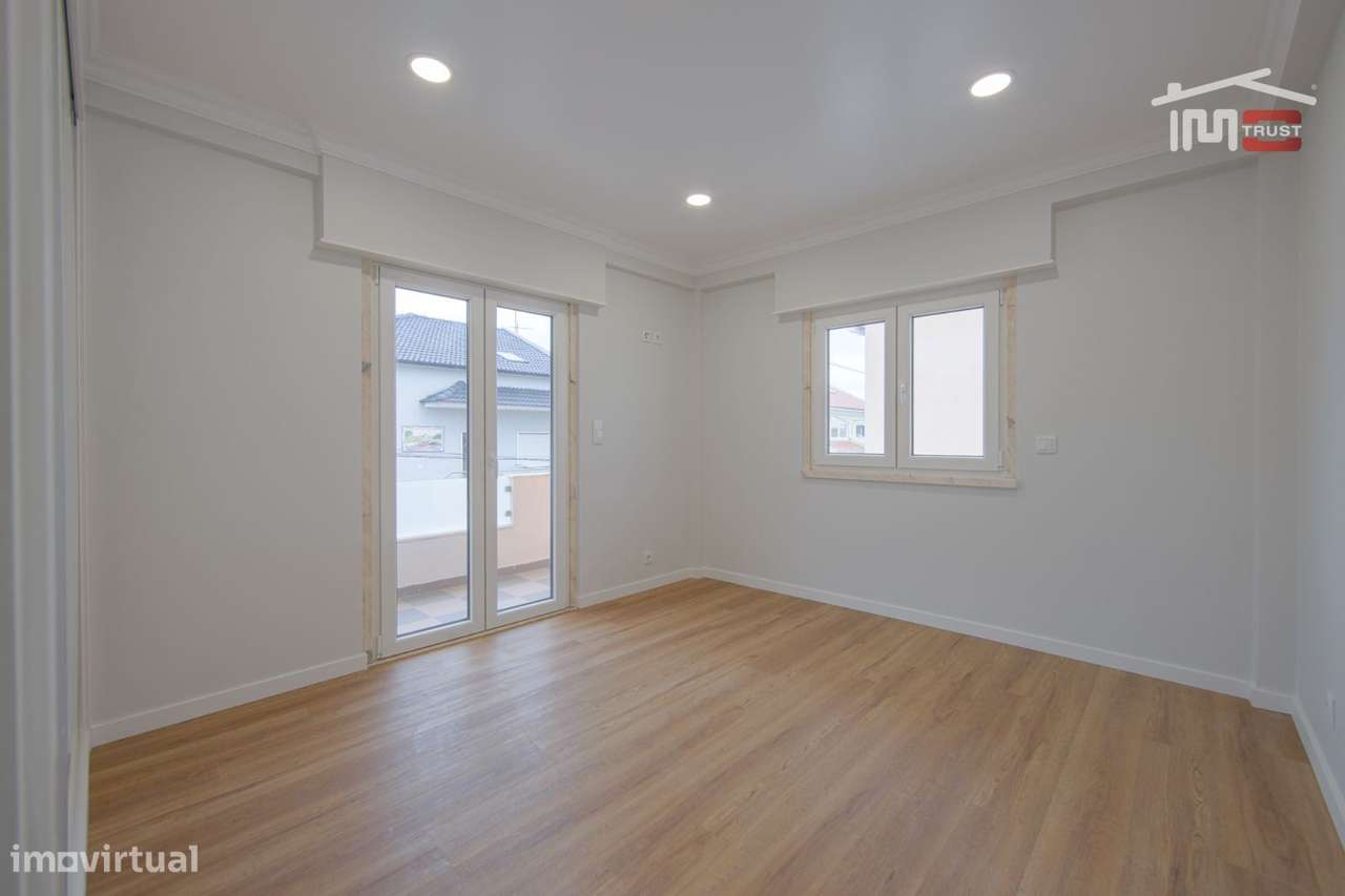 Moradia T4 de Excelência com Box para 4 Viaturas e Ótimos Acessos-26