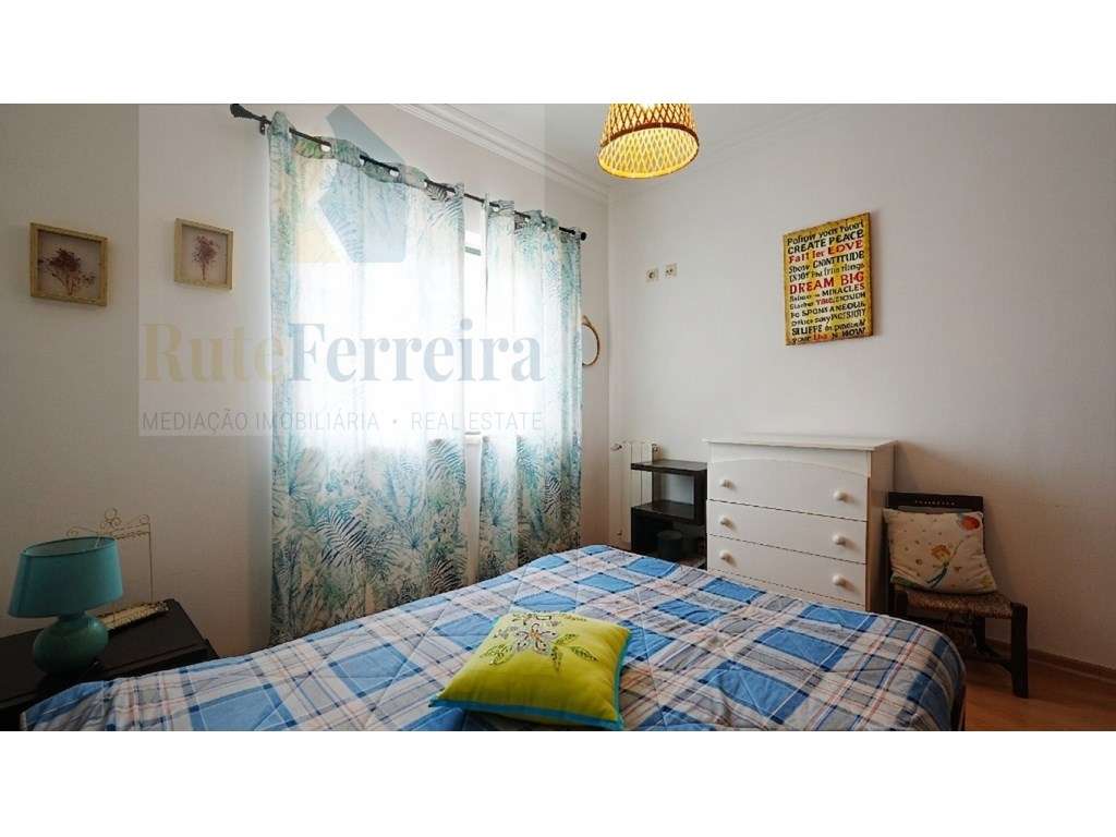 Moradia T3 localizada em São Pedro da Cadeira com jardim-24