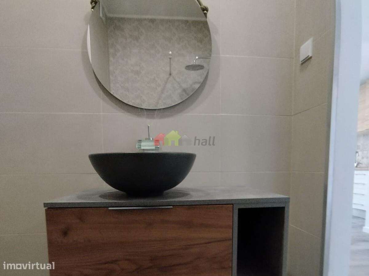 Apartamento T2 Remodelado na Baixa Banheira-9