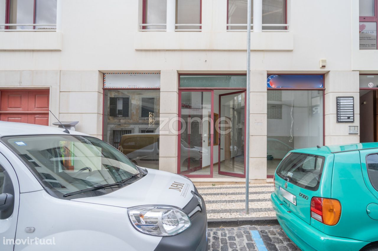 Espaço Comercial com Montra na Baixa do Funchal - Despesas Incluída...