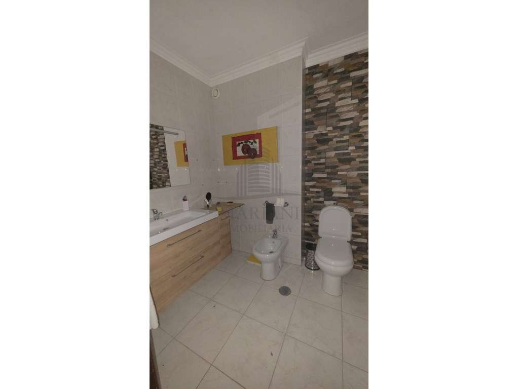 Apartamento T3 no Centro de Canelas - Uma Oportunidade Imperdível!-15