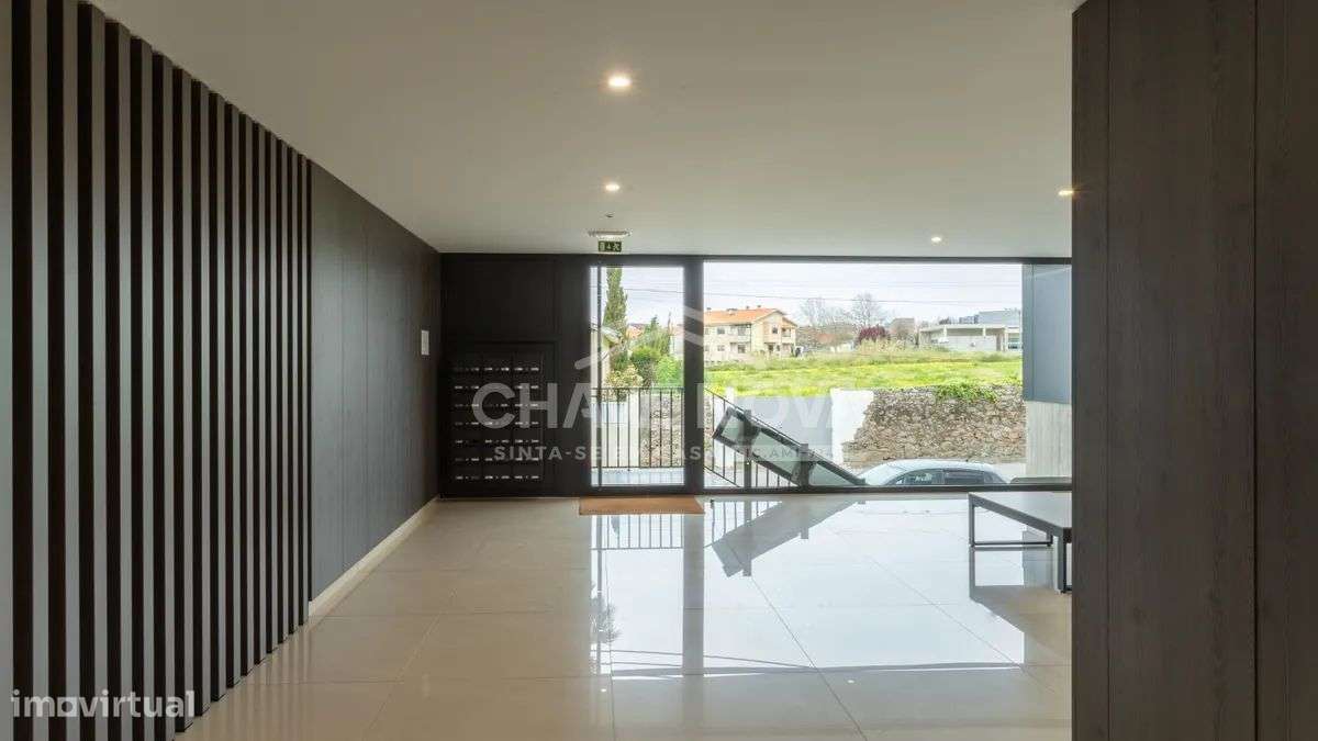 PS - Apartamento T2 em Rés do Chão elevado situado na Madalena. - Grande imagem: 4/34