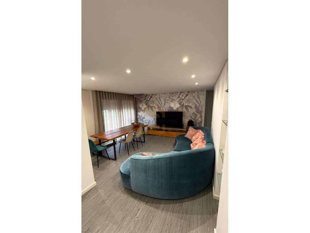 Apartamento T2 Totalmente Renovado com lugar de garagem a 100mt da ...-9